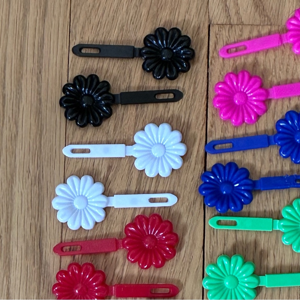 Plastic retro hair barrettes. Set of 34 Snap Close Daisy hair clips. Opaque - Picture 7 of 11